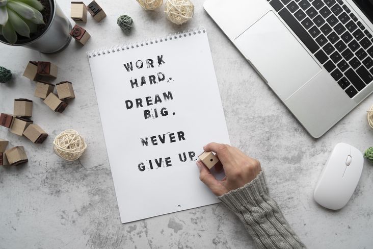 Cita inspiradora: Work hard, dream big, never give up