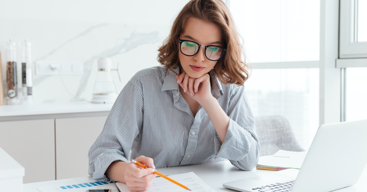 Frau, mit Brille, arbeitet zu Hause