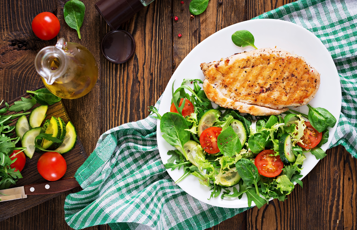 Pechuga de pollo a la parrilla y ensalada de vegetales frescos