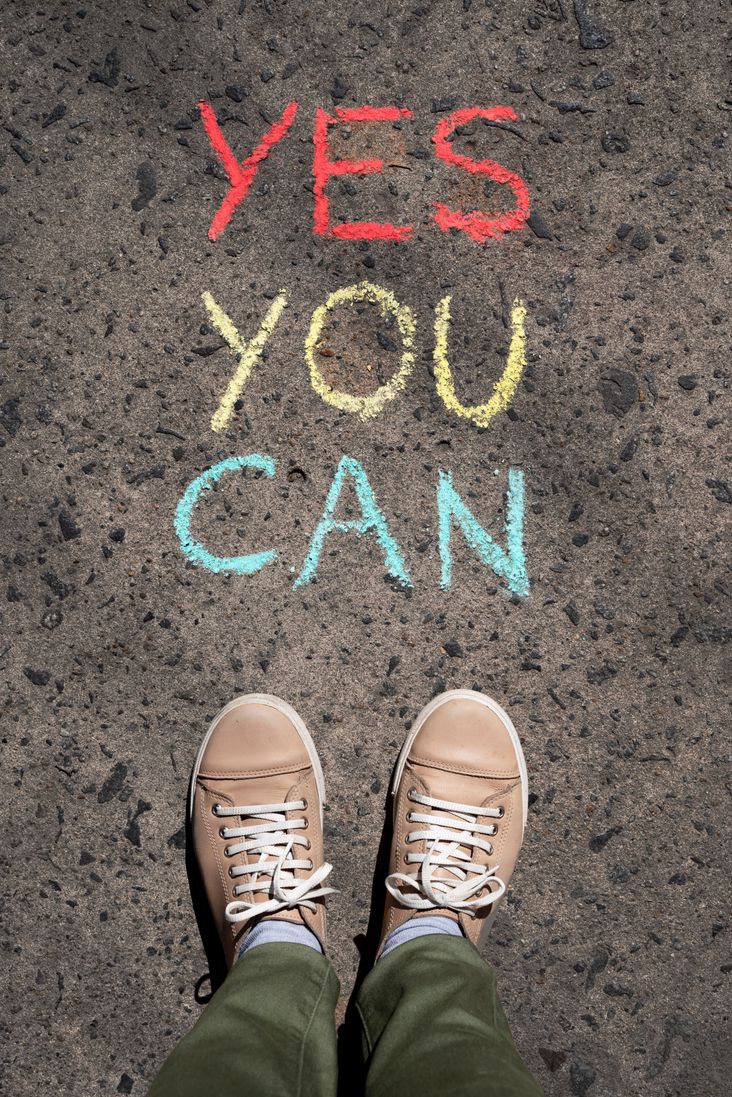 Cita inspiracional &ldquo;Yes, you can&rdquo; escrita en concreto