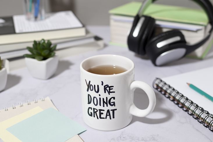 Inspirierendes Zitat auf einer Tasse: You are doing great