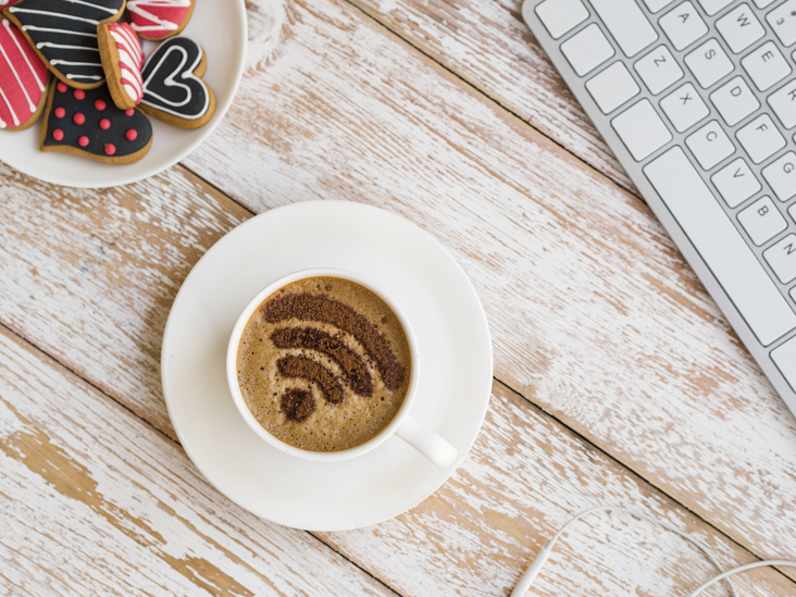 WLAN-Symbol auf Kaffeetasse mit Tastatur