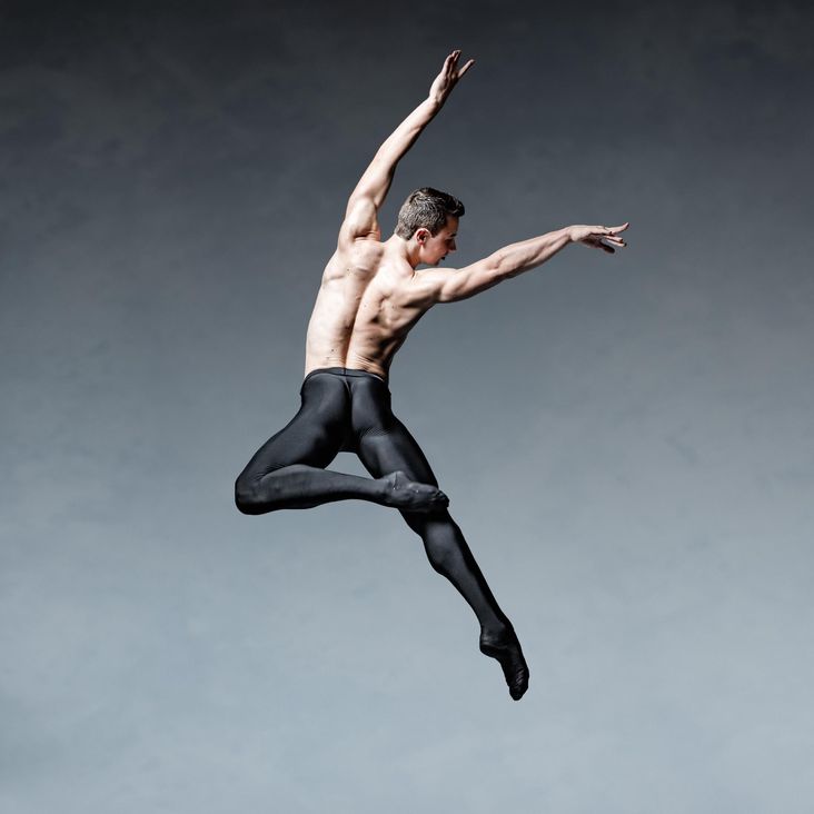 Enno in einer Ballett-Pose in der Luft