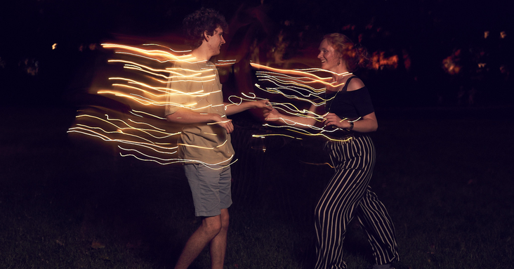 Katrin Reiter bailando en la noche, efecto de luz