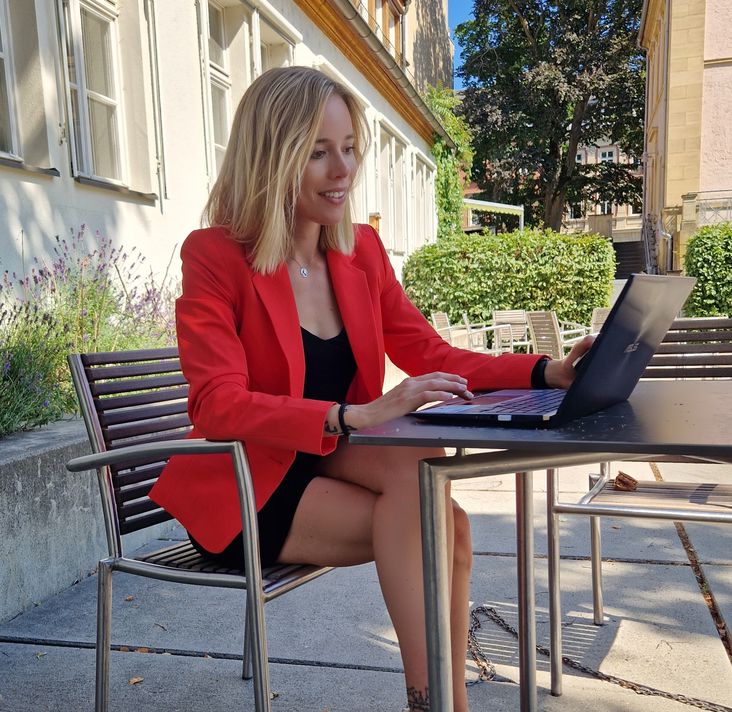 Kate Otte sitzt und arbeitet am Computer