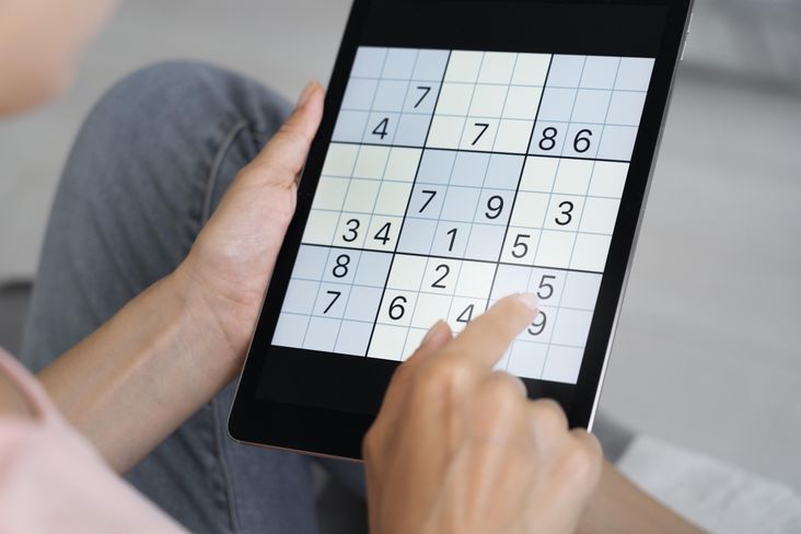 Person spielt Sudoku auf einem Tablete