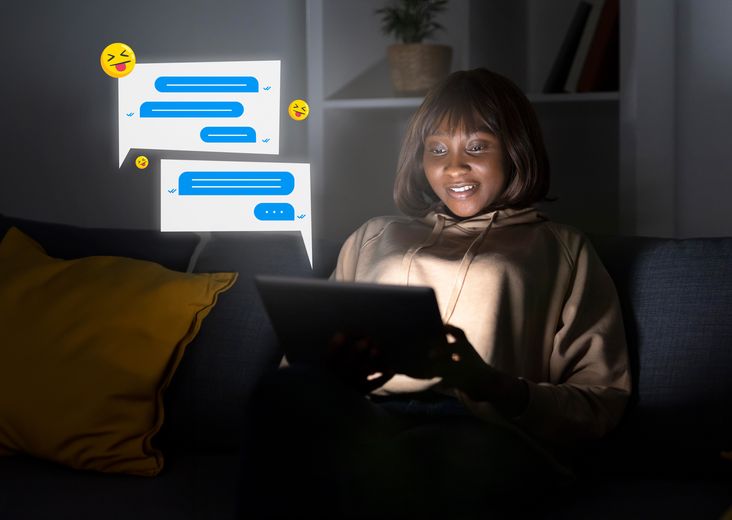 Mujer chateando con su laptop por la noche