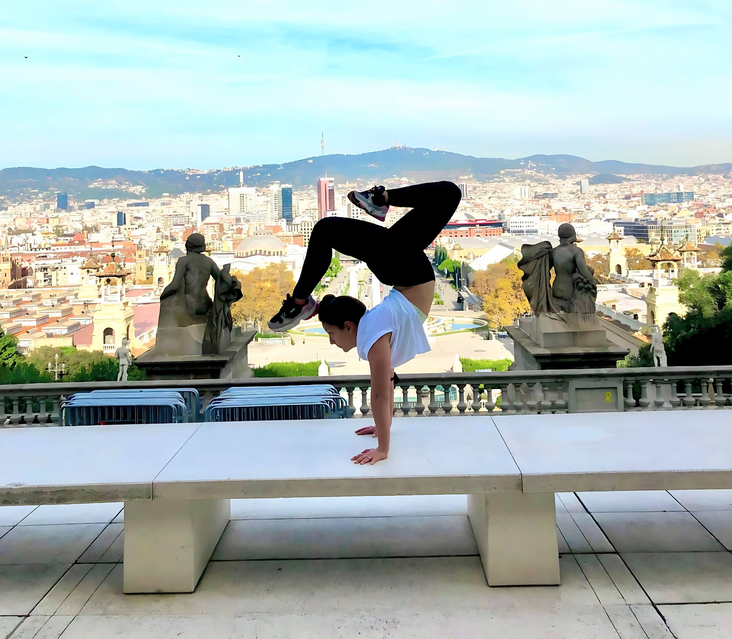 Gimnasta, parada de manos con piernas flexionadas