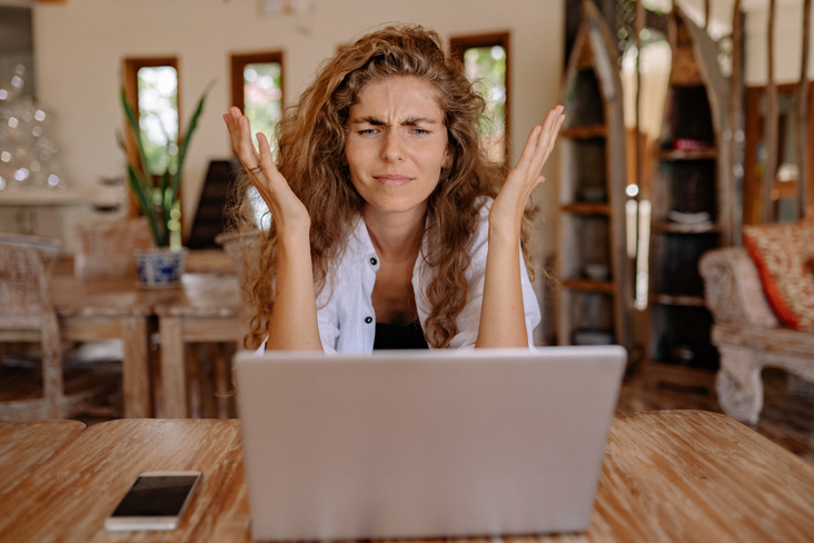 Frustrierte Frau mit ihrem Computer